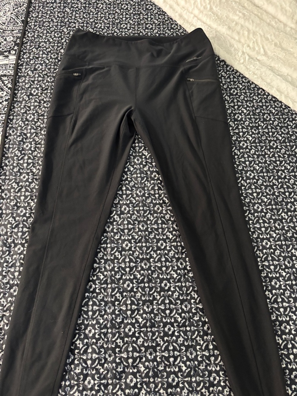 Eddie Bauer Black woman’s active  Leggings with Zip Pockets